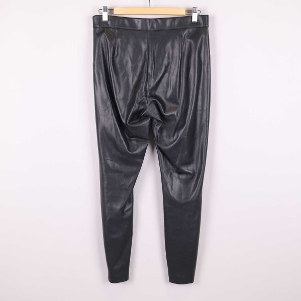 Baksida av svarta byxor