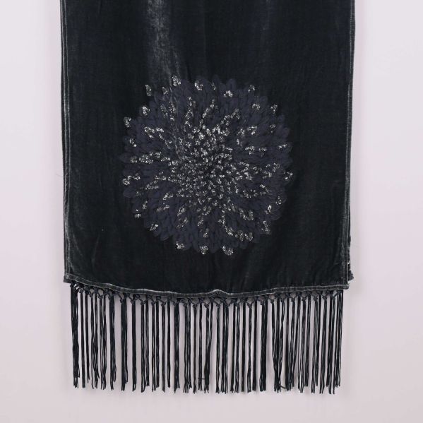 Nedre del av scarf med broderad dekoration och fransar