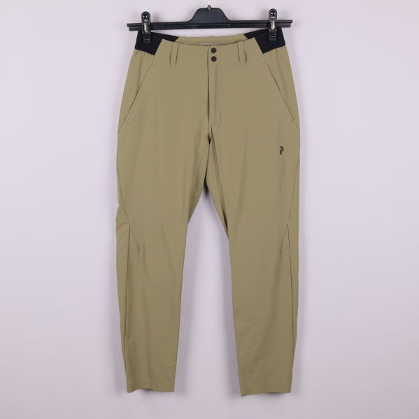 Khakifärgade byxor framifrån med svarta midjedetaljer