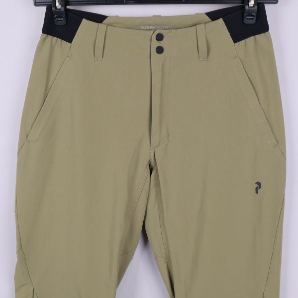 Framfickor och knappar i närbild på byxorna