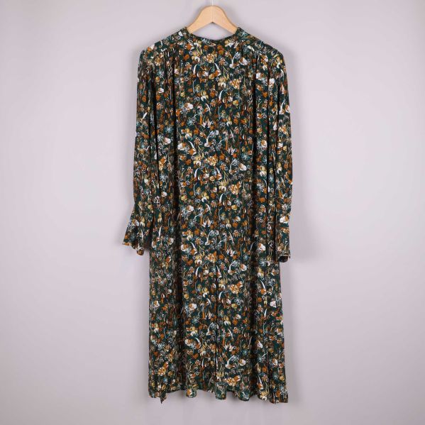 Framsida av blommig långklänning		