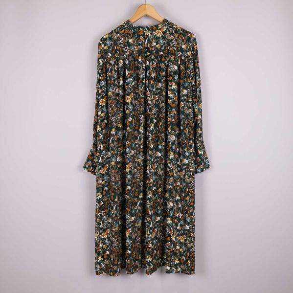 Baksida av blommig långklänning