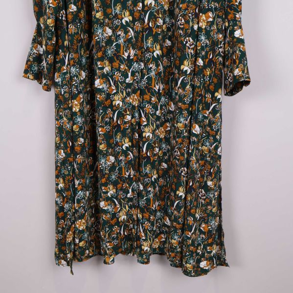 Kjoldetalj på blommig klänning