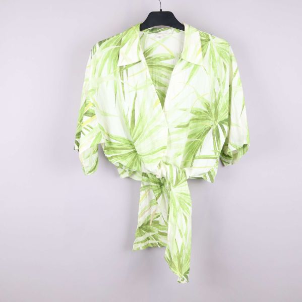 Framsida av mönstrad blus