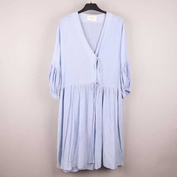 Charmig klänning med knytband