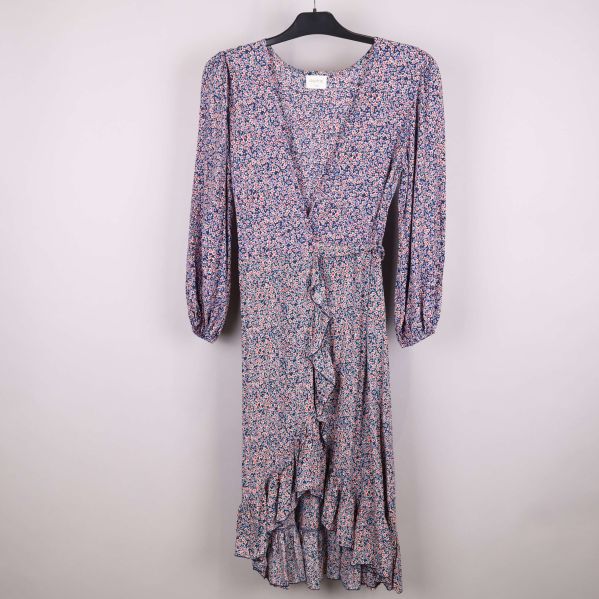 Blommig klänning med volanger