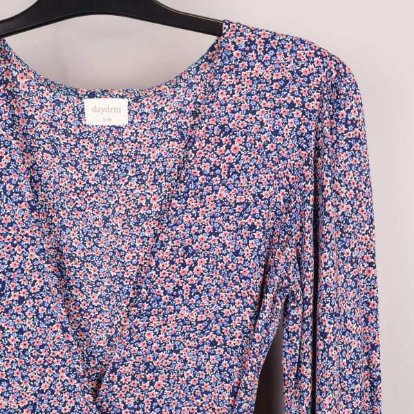 Blommigt mönster och omlottstil