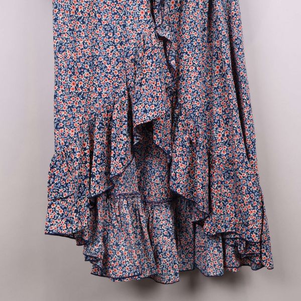 Volangdetaljer på klänning