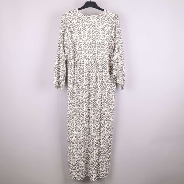 Klänning bakifrån med mönster