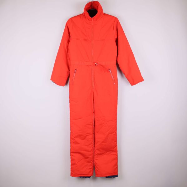 Röd overall framifrån hängandes mot vit bakgrund