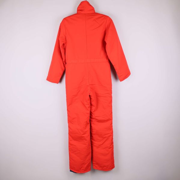 Röd overall bakifrån med synlig midjeresår