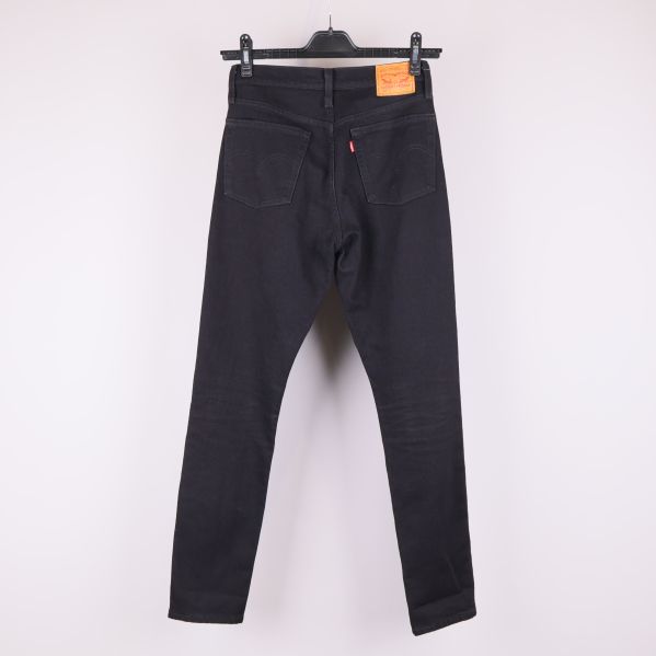 Svarta Levi's jeans fotograferade bakifrån