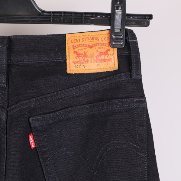 Detaljbild på Levi's etikett och bakficka