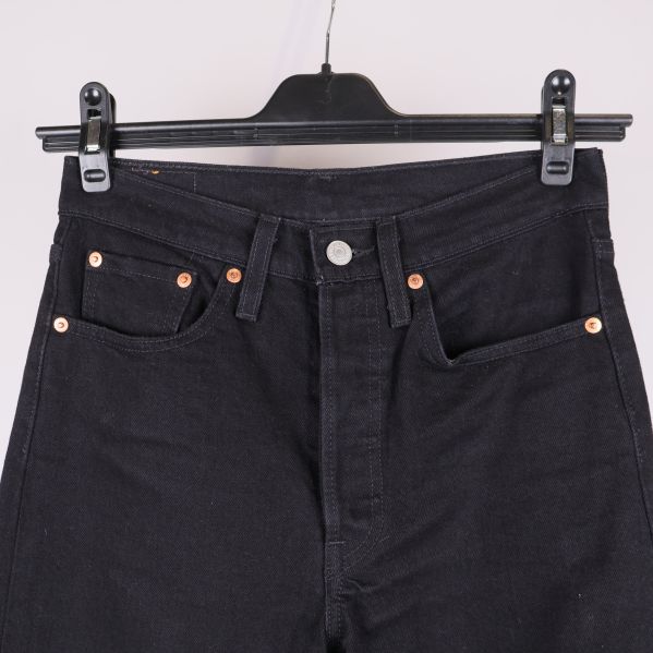 Närbild på jeansens midja och nitar framtill