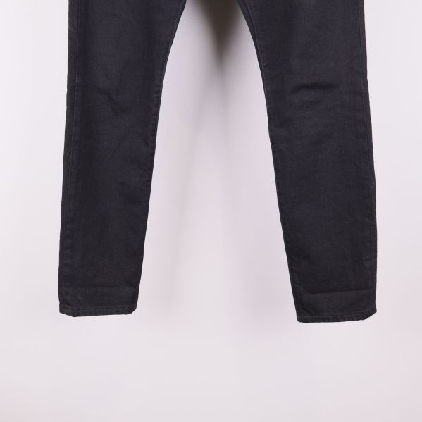 Jeansens nedre del och benslut i fokus