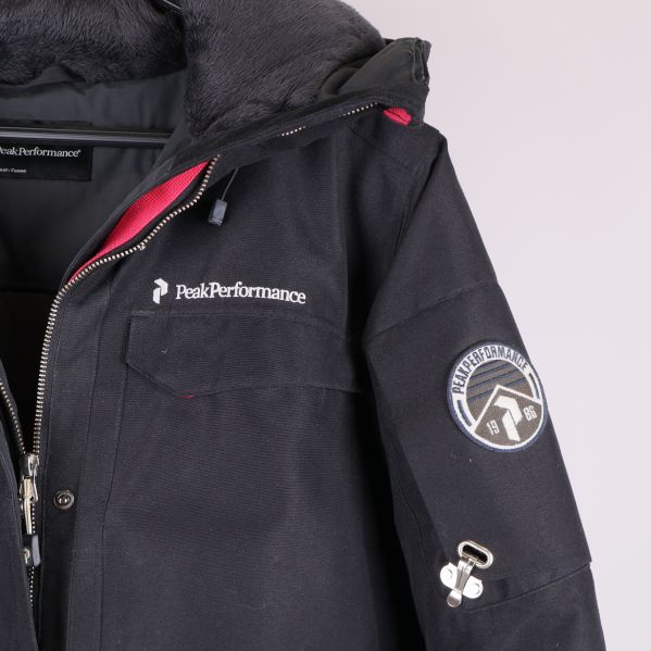 Närbild av logotyper och emblem på bröst och ärm