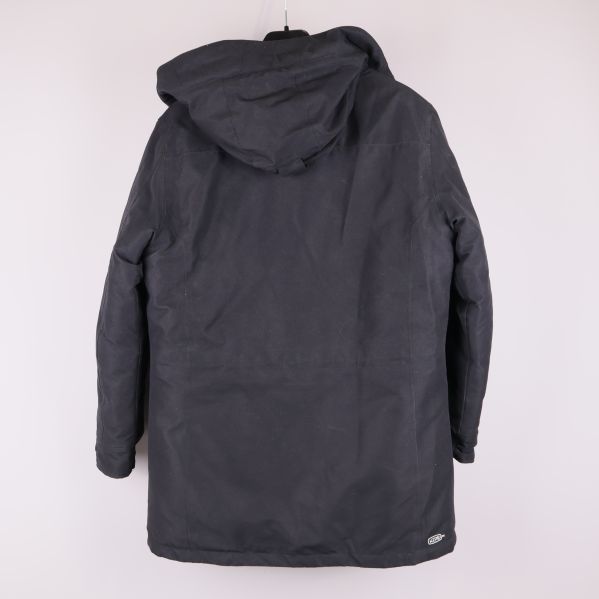 Baksidan av svart jacka med huva