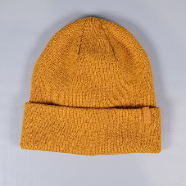Gul stickad mössa med uppvikt kant