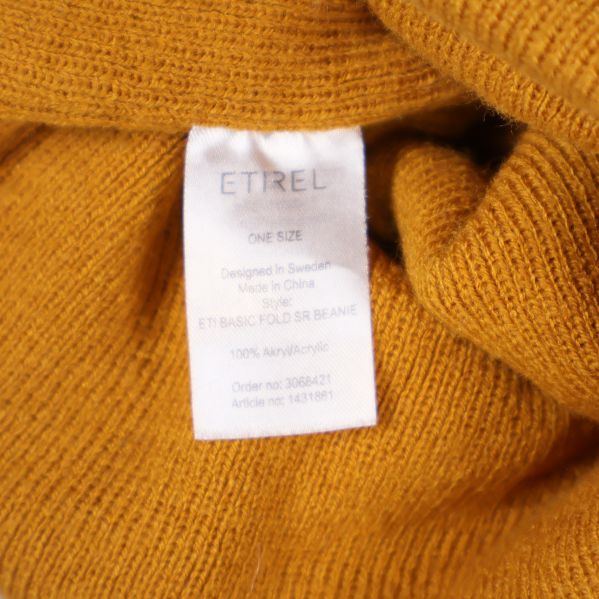 Tvättrådsetikett med materialinformation inuti mössan