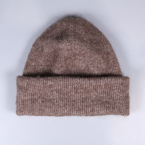 Stickad brun mössa med uppvikt kant sedd framifrån