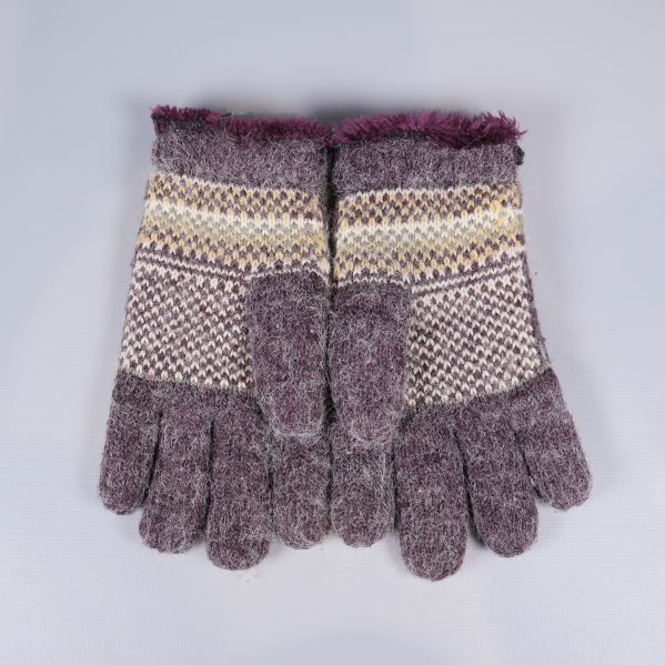 Vantar med mönster liggande platt på bord