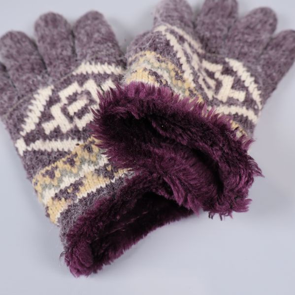 Närbild på vantar med lurvig insida i lila