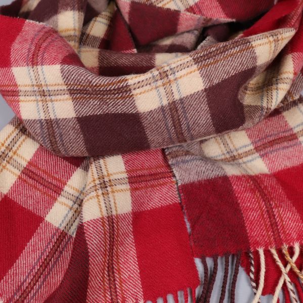 Närbild på rutigt tyg och fransar på halsduk