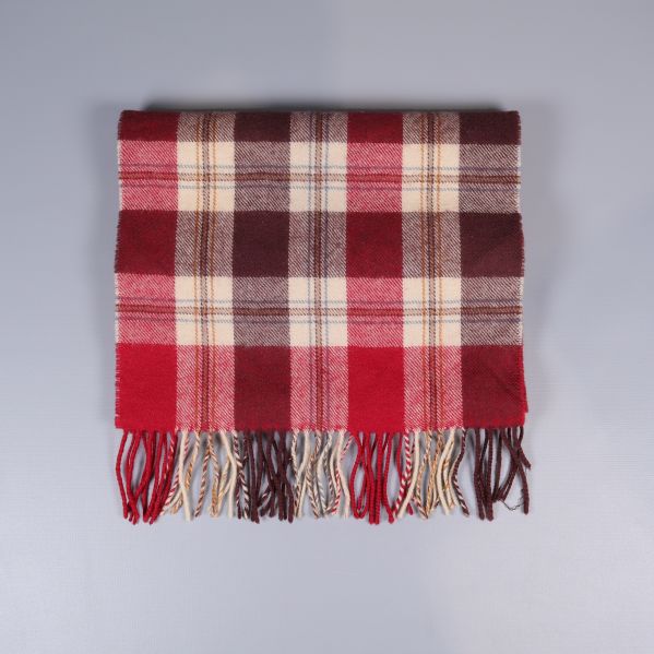 Halsduk prydligt vikt med tydligt rutigt mönster och fransar