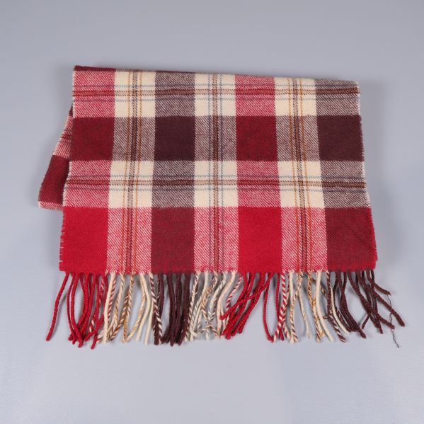 Rutig halsduk delvis vikt, fransarna framträdande