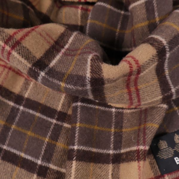 Närbild på rutmönstrad halsduk i ullmaterial