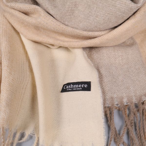 Detaljerad vy på cashmerehalsduk och etikett