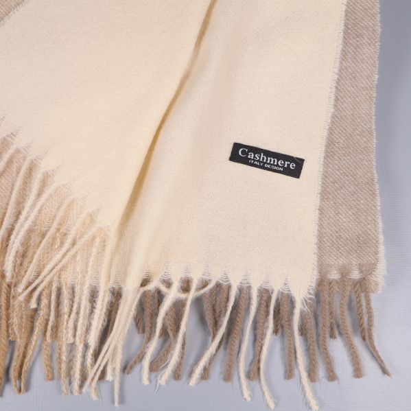 Närbild på halsduk med cashmereetikett och fransar