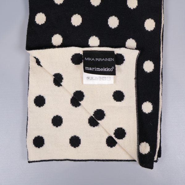 Närbild på dubbelsidig stickad prickig halsduk