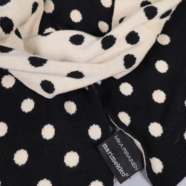 Närbild på halsdukens etikett med varumärke