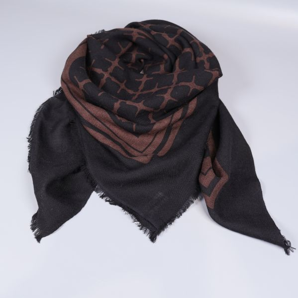 Sjal i svart och brunt omlott med synliga fransar