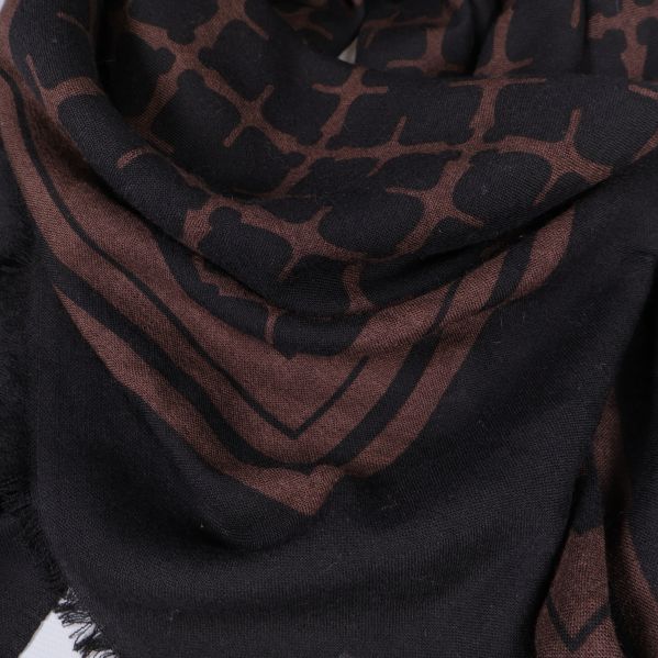 Närbild på sjalens svarta och bruna mönster