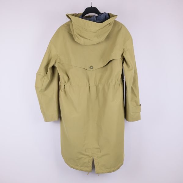 Parkas sedd bakifrån med huva