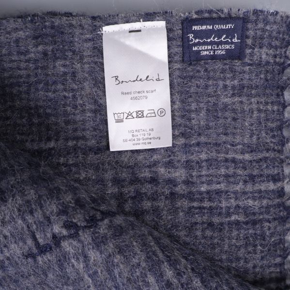 Tvättråd, materiallapp och märkning på halsdukens insida