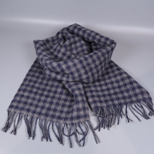 Halsduk i blått och beige rutmönster uppvikt och löst lagd