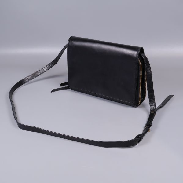 Svart axelremsväska i läder med lång rem