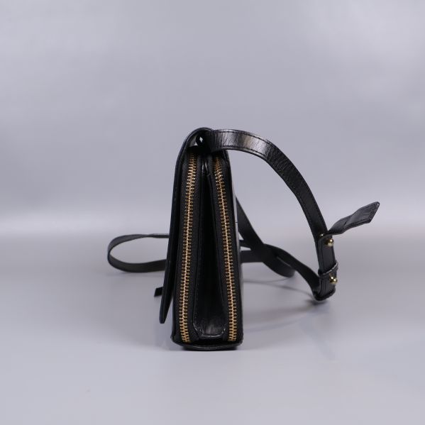 Sido­vy på svart axelremsväska med dubbla dragkedjor