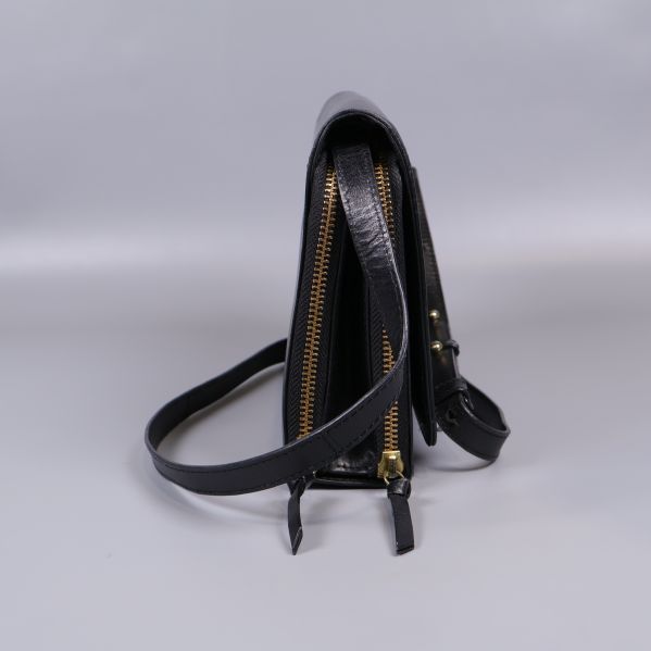 Sido­vy av väska med dragkedjor och justerbar rem