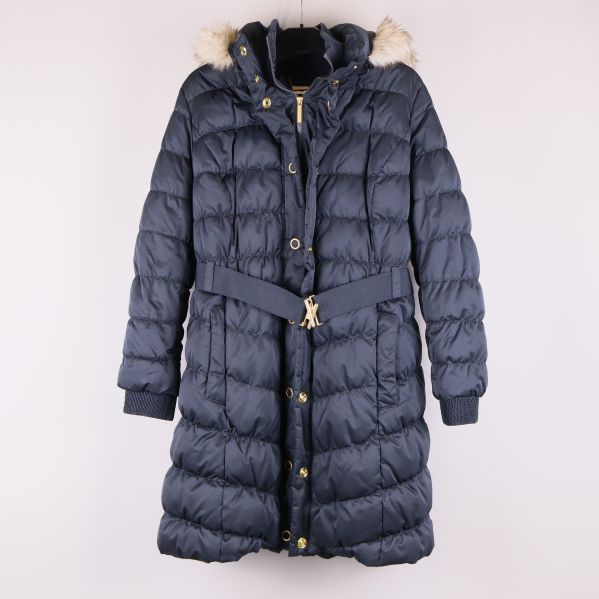 Lång mörkblå vadderad jacka med bälte framtill