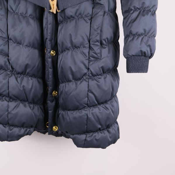 Närbild på jackans ärm och nederkant med ribbad mudd