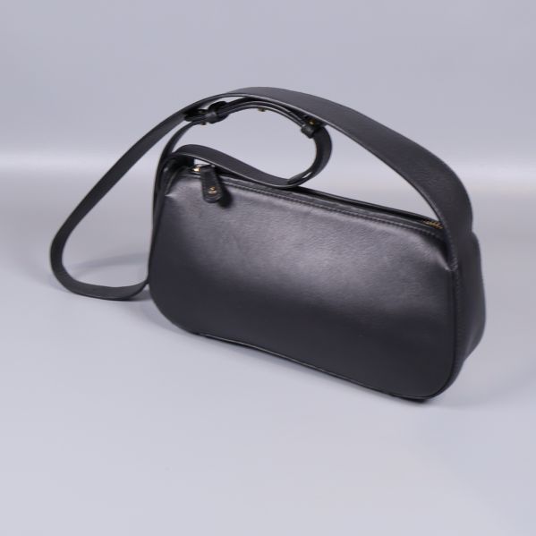 Svart axelremsväska med justerbar rem från sidan