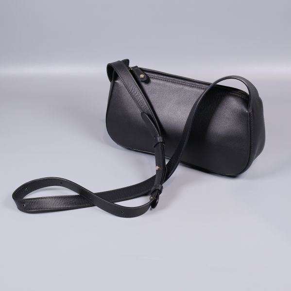 Svart axelremsväska med lång justerbar rem