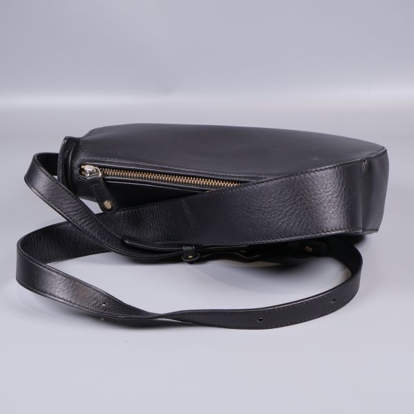 Öppet fack på svart väska med dragkedja