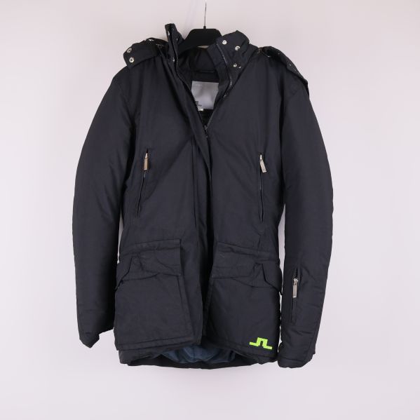 Svart vadderad jacka med huva framtill 