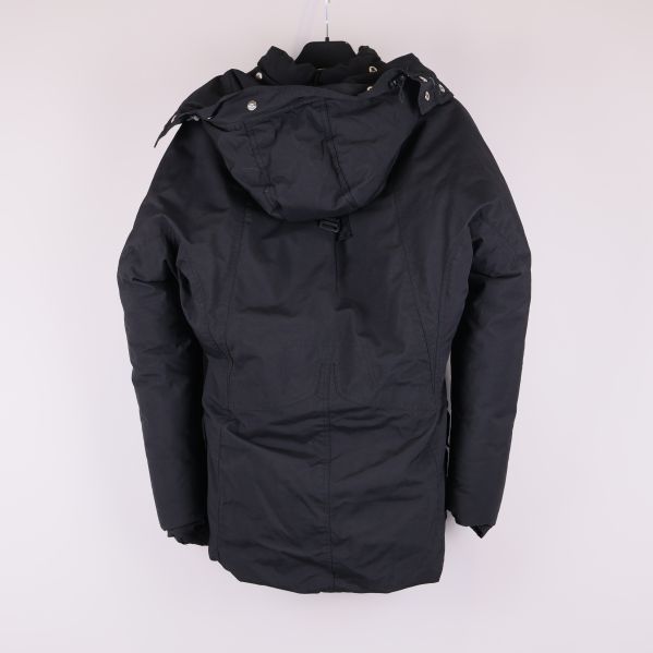 Jackans baksida visar helsvart material och huva