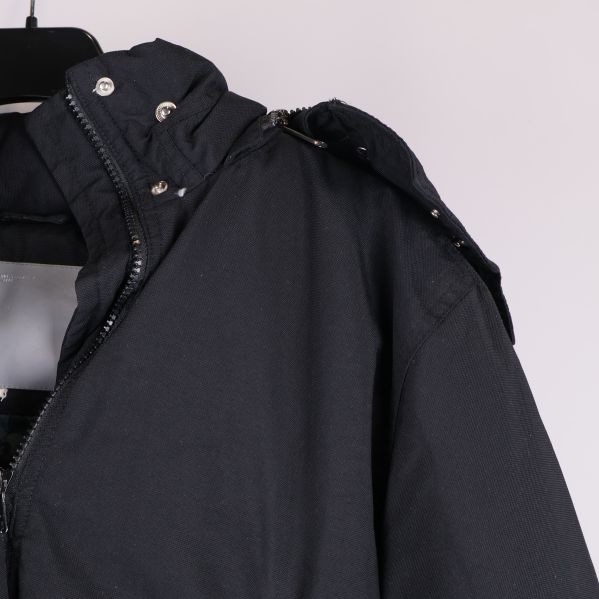 Närbild på jackans avtagbara huva och knappar